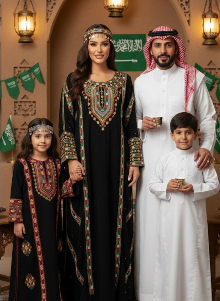 بريميم جلابية عسيرية سوداء بتطريز هندسي متعدد الألوان - الزي التقليدي النسائي ليوم تأسيس المملكة العربية السعودية، جلابية عسيرية أنيقة تعكس التراث الثقافي السعودي. - Image 4